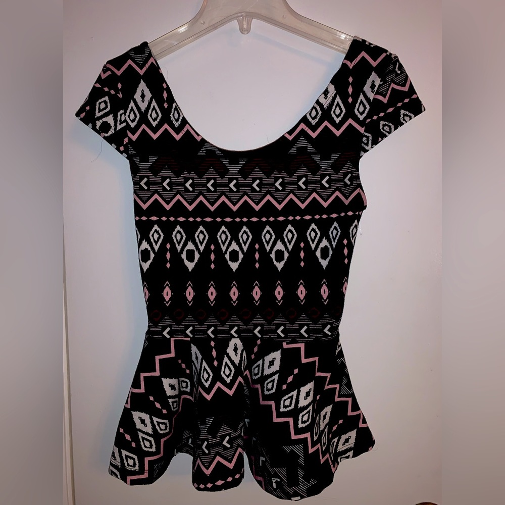 Charlotte Russe Women’s Black Cap Sleeve Peplum Blouse Top Pink Aztec Bow XS